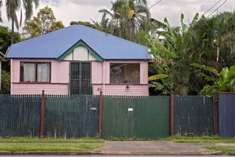 Old Pink House editorial photo. Image of curtains, dilapidated - 213200721