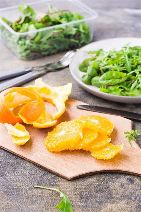 Naranja Pelada Y Cortada En Rodajas En Una Tabla De Cortar Y Una Mezcla