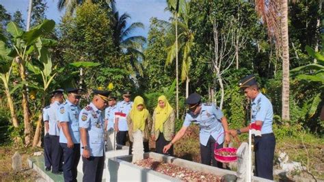 Peringati Hari Bhakti Pemasyarakatan Pejabat Lapas Bireuen Ziarahi