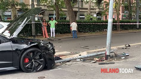 Incidente In Viale Umbria A Milano Pedone Schiacciato Contro Un Palo