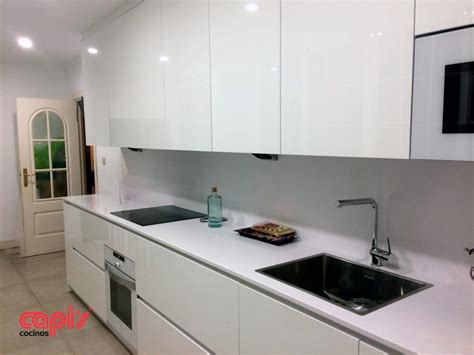 Cocina En Luxe Blanco Brillo Con Encimera Silestone Blanco Zeus