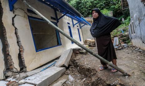 Warga Korban Pergerakan Tanah Di Lebak Tunggu Relokasi Republika Online