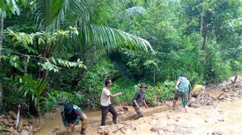 BPBD TNI Dan Warga Bersihkan Material Longsor Yang Tutupi Badan Jalan