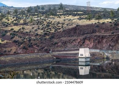 Iron Gate Dam Near Hornbrook California Stock Photo 2104478609 | Shutterstock