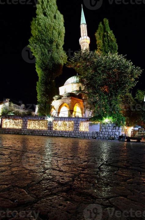 Mosque at night 11581300 Stock Photo at Vecteezy