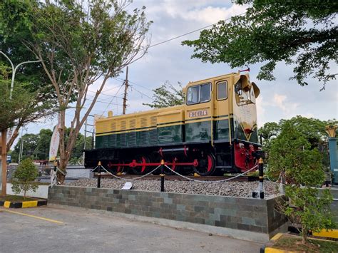 Baru Monumen Lokomotif Kuno Di Halaman Stasiun Solo Balapan