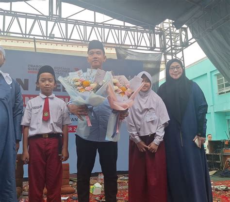 Gibran Bagi Bagi Susu Dan Buku Tulis Untuk Santri Ponpes Asshiddiqiyah