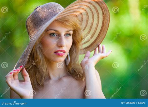 Mooie Blonde Met Hoed In Openlucht Stock Foto Image Of Mensen Groen