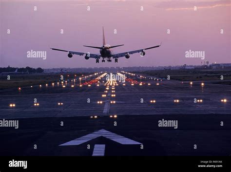 Aeroplane landing, Santa Cruz airport, Chhatrapati Shivaji Maharaj ...