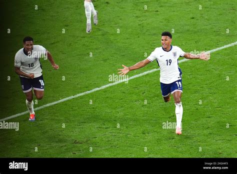 Englands Ollie Watkins Rechts Feiert Mit Teamkollege Jude Bellingham