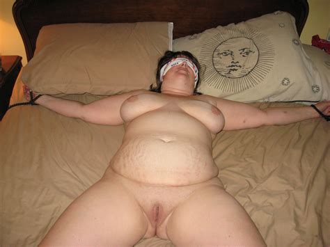 To look at the naked body of a fat sleeping woman порно