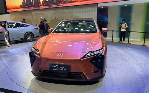 lexus es pervye foto  podrobnosti  premery  sanxae autonews