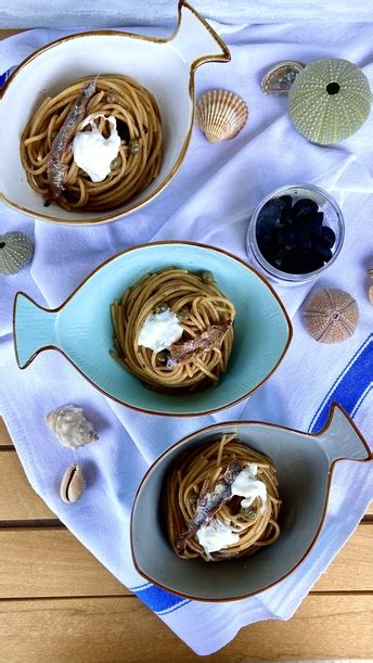 Spaghetti Con Aglio Nero Acciughe E Burrata Cucina Svago