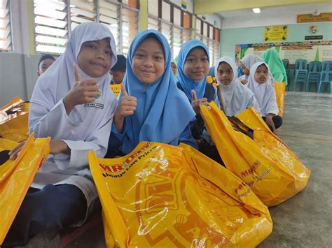 Keluarga Berpendapatan Rendah Terima Bantuan Back To School Dari MR D