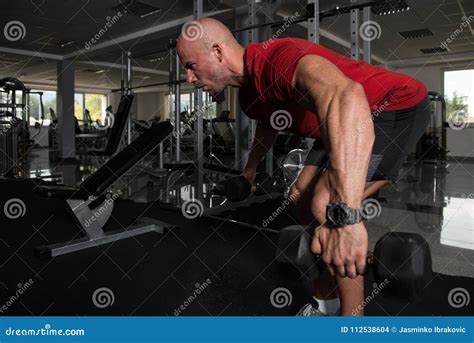 Hombre Que Hace El Ejercicio Pesado Para La Parte Posterior Foto De