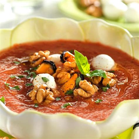 Sopa fría de tomate con mejillones y nueces