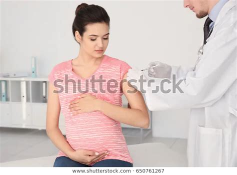 병원서 의료보조로 주사 맞는 젊은 임산부 스톡 사진 지금 편집 650761267 Pregnant Women Women