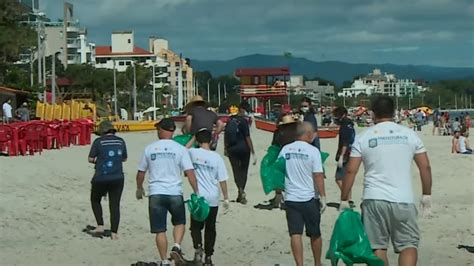 Volunt Rios Coletam Mais De Uma Tonelada De Lixo Em Praia De Florian Polis