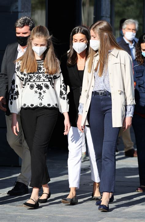 Photo La Princesse Leonor Chemisier Noir Et Blanc La Reine Letizia