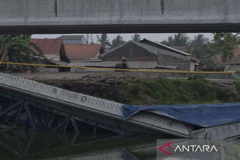 Konstruksi Jembatan Penghubung Ke Kawasan Industri Jababeka Roboh