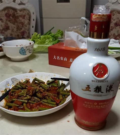 吃晚飯時，經常喝點「白酒」的人，後來身體如何了？早了解早受益 每日頭條