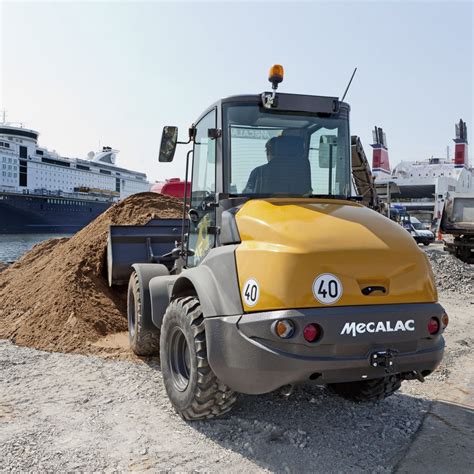 Chargeuse compacte à 4 roues directrices AF 1050 MECALAC