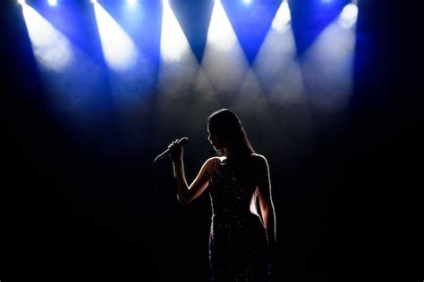 Mujer Cantante En El Escenario Cantante En El Escenario Durante Un