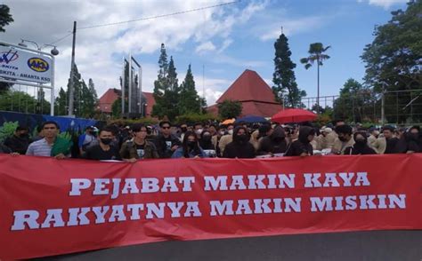 Demo Tolak Kenaikan Harga BBM Massa Pejabat Makin Kaya Rakyat Makin