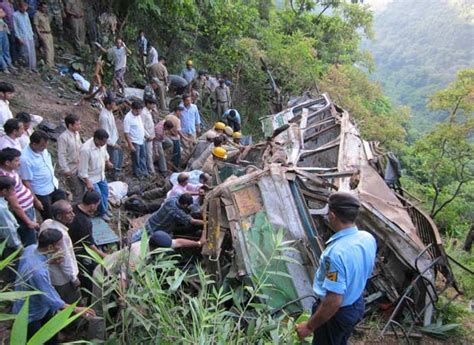 G1 Ônibus cai em penhasco na Índia e mata 28 pessoas notícias em Mundo