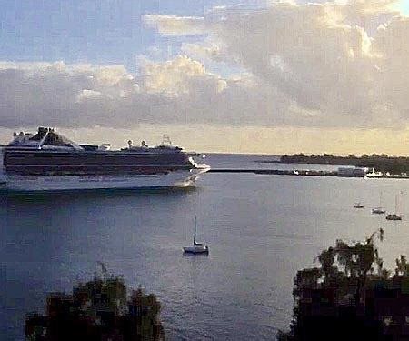 Hilo Pier Webcam by KapohoKine Adventures - Live Beaches