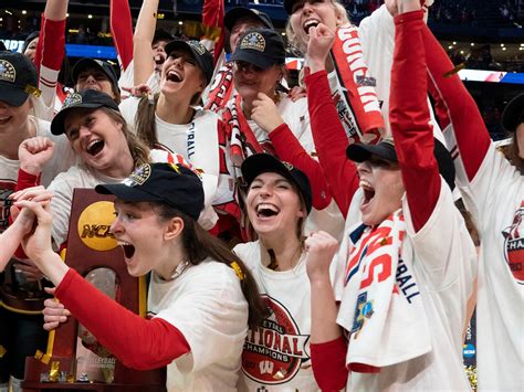 December 18, 2021 - Wisconsin Badgers volleyball team wins first