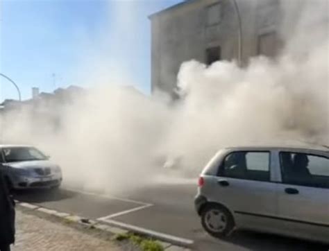 Le Foto Paura In Strada Mercedes Prende Fuoco Tra Le Auto In Corsa