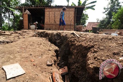 Akibat Pergerakan Tanah Di Cianjur Ratusan Rumah Rusak Antara News