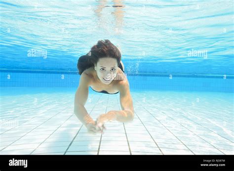 Bikini schwimmen Fotos und Bildmaterial in hoher Auflösung Alamy
