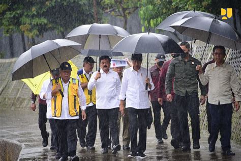 Menteri Basuki Dampingi Presiden Jokowi Tinjau Normalisasi Sungai