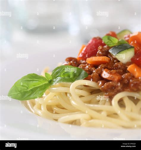 Spaghetti Bolognese Nudeln Pasta Gericht mit Fleisch und Gemüse Stock