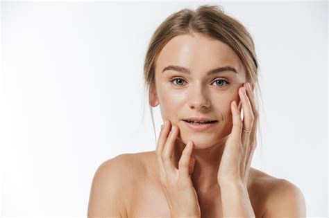 Portrait d une tendre belle jeune fille avec un maquillage nude posant isolé sur fond de studio