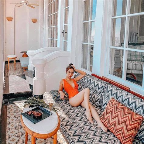 Huyền Lizzie tung ảnh bikini nóng bỏng khác xa trên phim