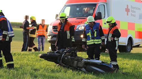 Motorrad stößt mit PKW zusammen Fahrer und sein 11 jähriger Sohn