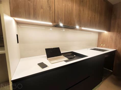 Однотонный стеклянный фартук для кухни с окраской в светло-бежевый цвет ...