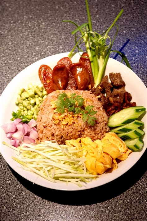 ขาวคลกกะป Khao Kluk Kapi Fried rice with shrimp paste Shrimp