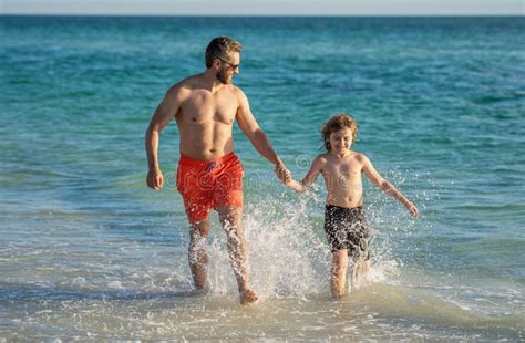 Padre E Figlio Scappano Sulla Spiaggia Di Mare Padre Son Bonding