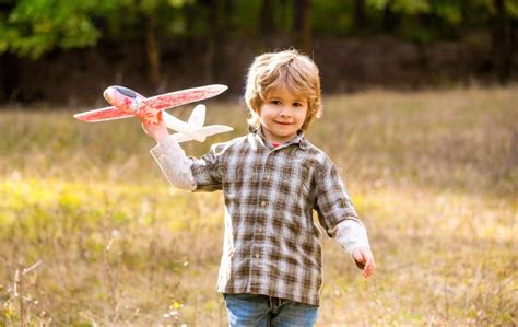 Niño Jugando Con Un Avión De Juguete Reproducción Infantil Feliz Niño