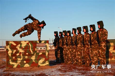 暖心：内蒙古边防老兵退伍前把“绝活”留给战友 内蒙古新闻网 新闻中心