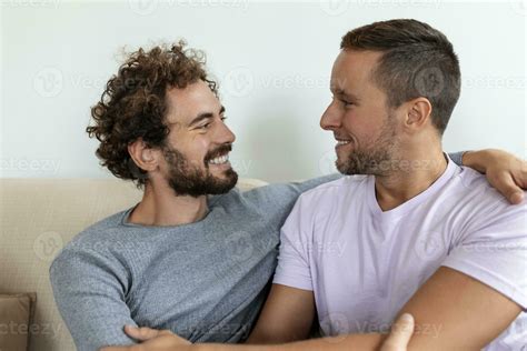 dos joven hombre lgbtq gay Pareja Fechado en amor abrazando disfrutando íntimo oferta sensual