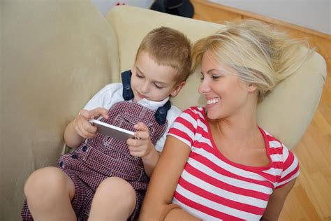 Familia Joven Feliz Que Usa Una Tableta En Un Hogar Moderno Para Jugar