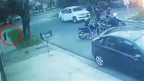 Video la desesperación de un niño que se arrodilló para pedir que