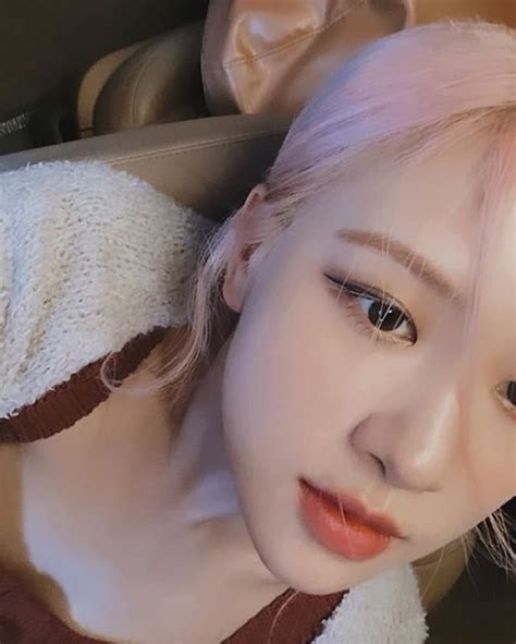 回顧 Blackpink Rosé 的顏值變化史：從嬰兒肥變身美豔歌姬靠 2 招妝容技巧！ Juksy 街星