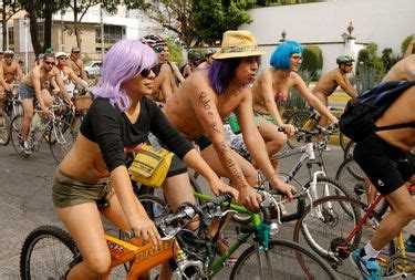 Paseo Ciclista Al Desnudo Recuerda A V Ctimas De Percances Viales