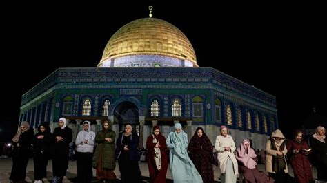 Warga Muslim Salat Tarawih Pertama Di Masjid Al Aqsa Foto